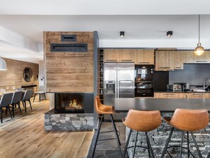 Fridge, oven, stovetop, dishwasher - Prime Ski-In/Ski-Out Location, Modern 5-Room Apartment with Fireplace (Val-d'Isère)