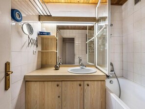 Séchoir à cheveux, serviettes fournies