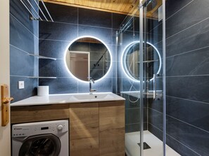 Sèche-cheveux, serviettes fournies