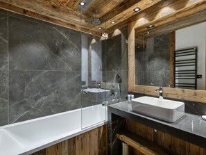 Een haardroger, handdoeken