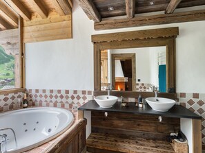 Hair dryer, towels - Luxury chalet in Val-d'Isère with direct access to slopes, 5 bedrooms, parking (Val-d'Isère)