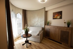 Tremannsrom – deluxe | Oppholdsområde | En 32-tommers smart-TV med digitale kanaler samt TV