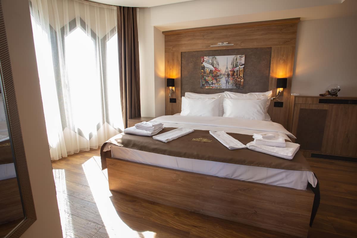 Dobbelt- eller tomannsrom – comfort | Allergitestet sengetøy, memory foam-senger, minibar og safe på rommet