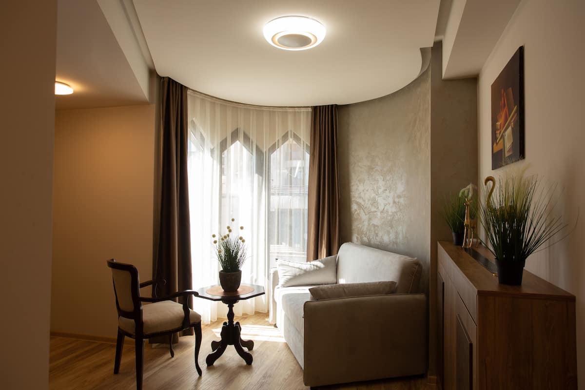 Deluxe Triple Room | Living area