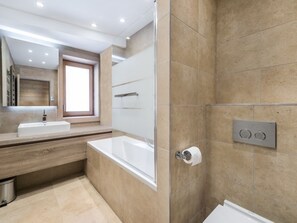 Sèche-cheveux, serviettes fournies