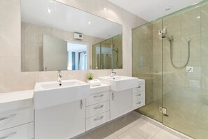 Bathtub, towels