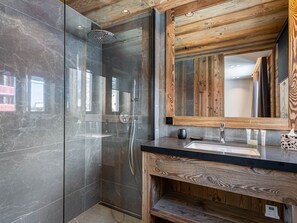 Secador de cabelo, toalhas de banho