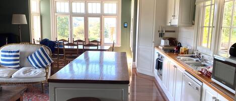 Réfrigérateur, micro-ondes, four, lave-vaisselle