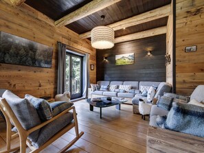TV, fireplace - Charming 200m² Chalet in Val d'Isère with Sauna and Nordic Bath (Val-d'Isère)