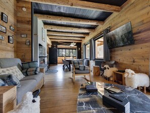 TV, fireplace - Charming 200m² Chalet in Val d'Isère with Sauna and Nordic Bath (Val-d'Isère)
