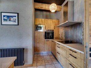 Fridge, microwave, oven, dishwasher - Charming 200m² Chalet in Val d'Isère with Sauna and Nordic Bath (Val-d'Isère)