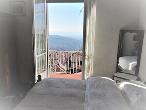 3 bedrooms, iron/ironing board, Internet, bed sheets - Casa Di Collina Nelle Langhe Typical country house (Belvedere Langhe)