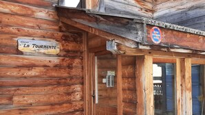 Un edificio de madera con un cartel que dice "La Tourmente".