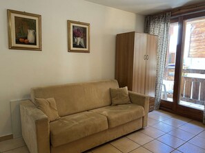 TV - Cozy Studio Near Slopes & Shops | Sleeps 4 | South-Facing | Parking | Optional WiFi (Montgenèvre)