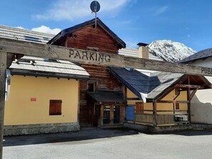 Exterior - Cozy Studio Near Slopes & Shops | Sleeps 4 | South-Facing | Parking | Optional WiFi (Montgenèvre)