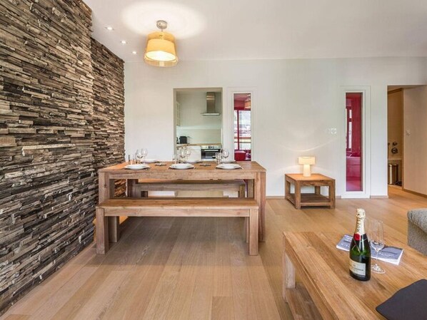 Eine moderne Küche mit Steinwand, Holztisch und Bank.