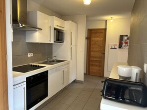 Micro-ondes, four, plaque de cuisson, lave-vaisselle