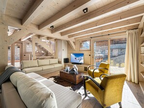 TV, fireplace - Spacious chalet near slopes with sauna and WiFi, pets allowed (Val-d'Isère)
