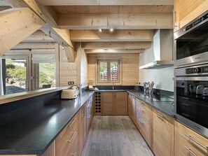 Fridge, microwave, oven, stovetop - Spacious chalet near slopes with sauna and WiFi, pets allowed (Val-d'Isère)