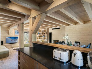 Réfrigérateur, four à micro-ondes, un four, surface de cuisson