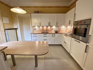 Private kitchen - 3BR Townhouse W 2Bath Pvt Prkg & Terrace (Luxembourg City)
