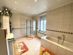 Townhome | Bathroom - 3BR Townhouse W 2Bath Pvt Prkg & Terrace (Luxembourg City)