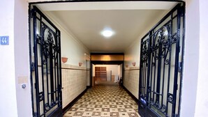 Interior entrance - 3BR Townhouse W 2Bath Pvt Prkg & Terrace (Luxembourg City)