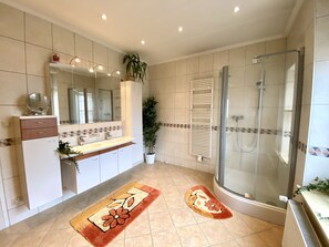 Stadtwohnung | Badezimmer | Badewanne und Dusche (separat), kostenlose Toilettenartikel, Handtücher