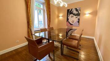 Townhouse | Makan di kamar