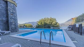 Kauden mukainen ulkouima-allas