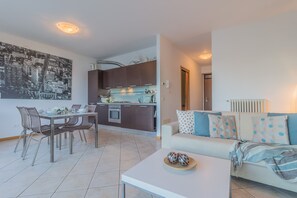 Panoramic Apartment, Lake View | Living area | 37-inch Smart TV with satellite channels, TV, Netflix - La Dolce Vista (Perledo)