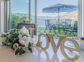 Panoramic-Apartment, Seeblick | Wohnbereich | 37-Zoll-Smart-TV mit Satellitenempfang, Fernseher, Netflix