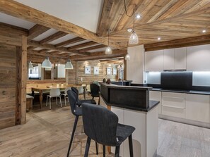 Dining - Central Val d'Isère Apt - Sauna, Parking, WiFi (Val-d'Isère)