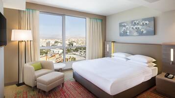 Habitación empresarial | Ropa de cama de alta calidad, camas con pillow-top y minibar