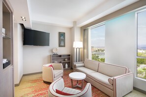 أغطية فراش متميزة وأسرّة بطبقة علوية مريحة وميني بار وخزنة داخل الغرفة