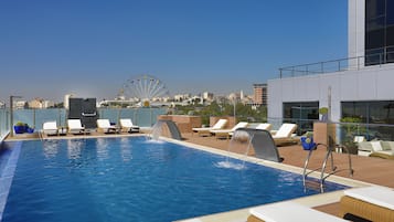 Piscina stagionale all'aperto, lettini