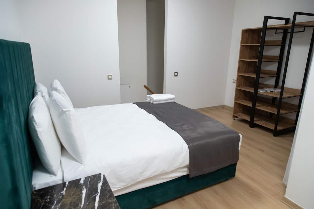 Deluxe Loft, 3 Bedrooms | 2 bedrooms, Egyptian cotton sheets, premium bedding, in-room safe