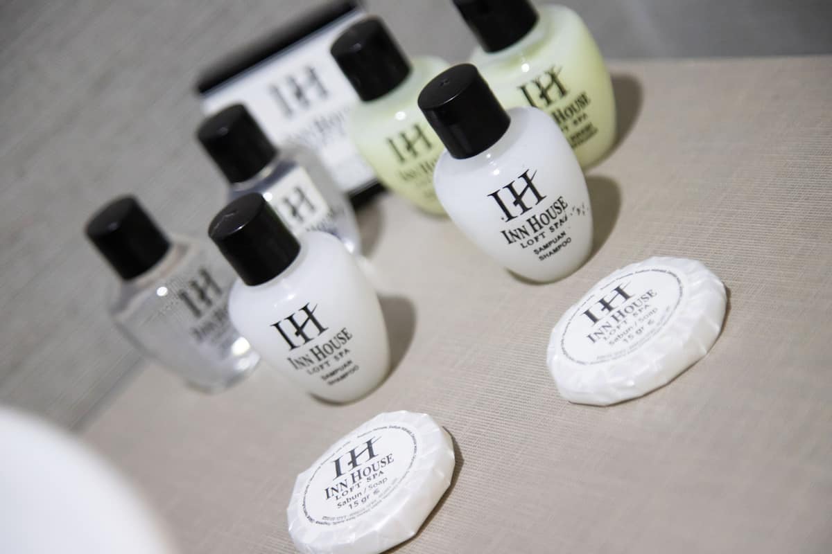 Shower, hydromassage showerhead, free toiletries, hair dryer