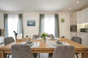 Apartment, 2 Bedrooms | Dining room