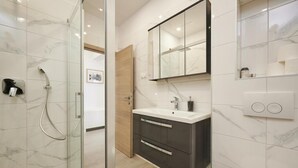 Apartemen, 1 kamar tidur | Kamar mandi | Shower dan handuk