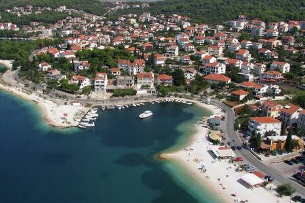 Plage à proximité, cabines (en supplément), chaises longues, parasols