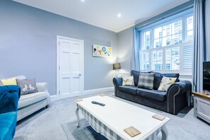 Luxury Townhome (incl. cleaning fee) | Living area | Flat-screen TV