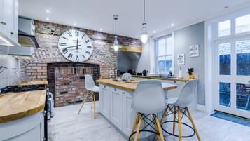 Casa de ciudad de lujo (incl. cleaning fee) | Cocina privada | Refrigerador con congelador, microondas, horno y parrilla de estufa