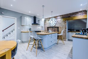 Casa de ciudad de lujo (incl. cleaning fee) | Cocina privada | Refrigerador con congelador, microondas, horno y parrilla de estufa 