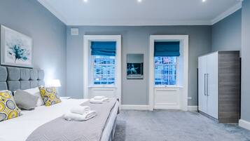 Luxury Townhome (incl. cleaning fee) | 4 bedrooms, premium bedding, iron/ironing board, free WiFi