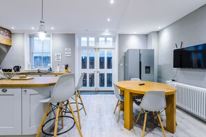 Townhouse – luksus (incl. cleaning fee) | Eget kjøkken | Kjøleskap, mikrobølgeovn, ovn og kokeplater
