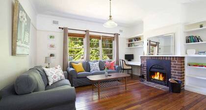 Rodova Cottage with fireplace and enclosed backyard