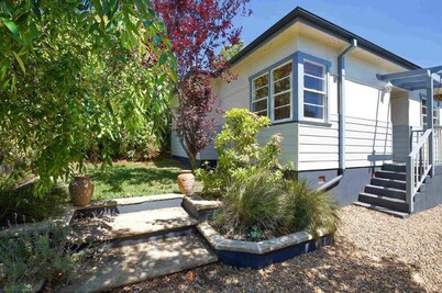Rodova Cottage with fireplace and enclosed backyard