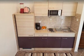 Kühlschrank, Mikrowelle, Herdplatte, Wasserkocher mit Kaffee-/Teezubehör