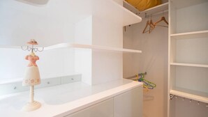 A modern, minimalist bathroom with white fixtures and a vanity. - El pentagrama de Cadiz (Cádiz)